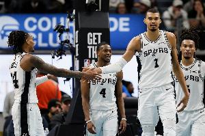 福克斯：瓦塞尔擅长投篮 但他也一直是队内最出色的防守者之一