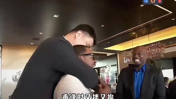 他是姚明在NBA的头号贵人，姚明在和谁都较拘谨，唯独他是个例外