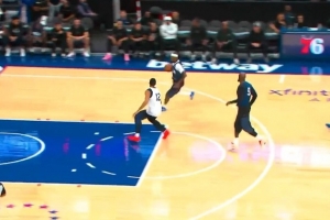 还得是老队友！波普抢断前场2打1 直接助飞詹姆斯空接暴扣